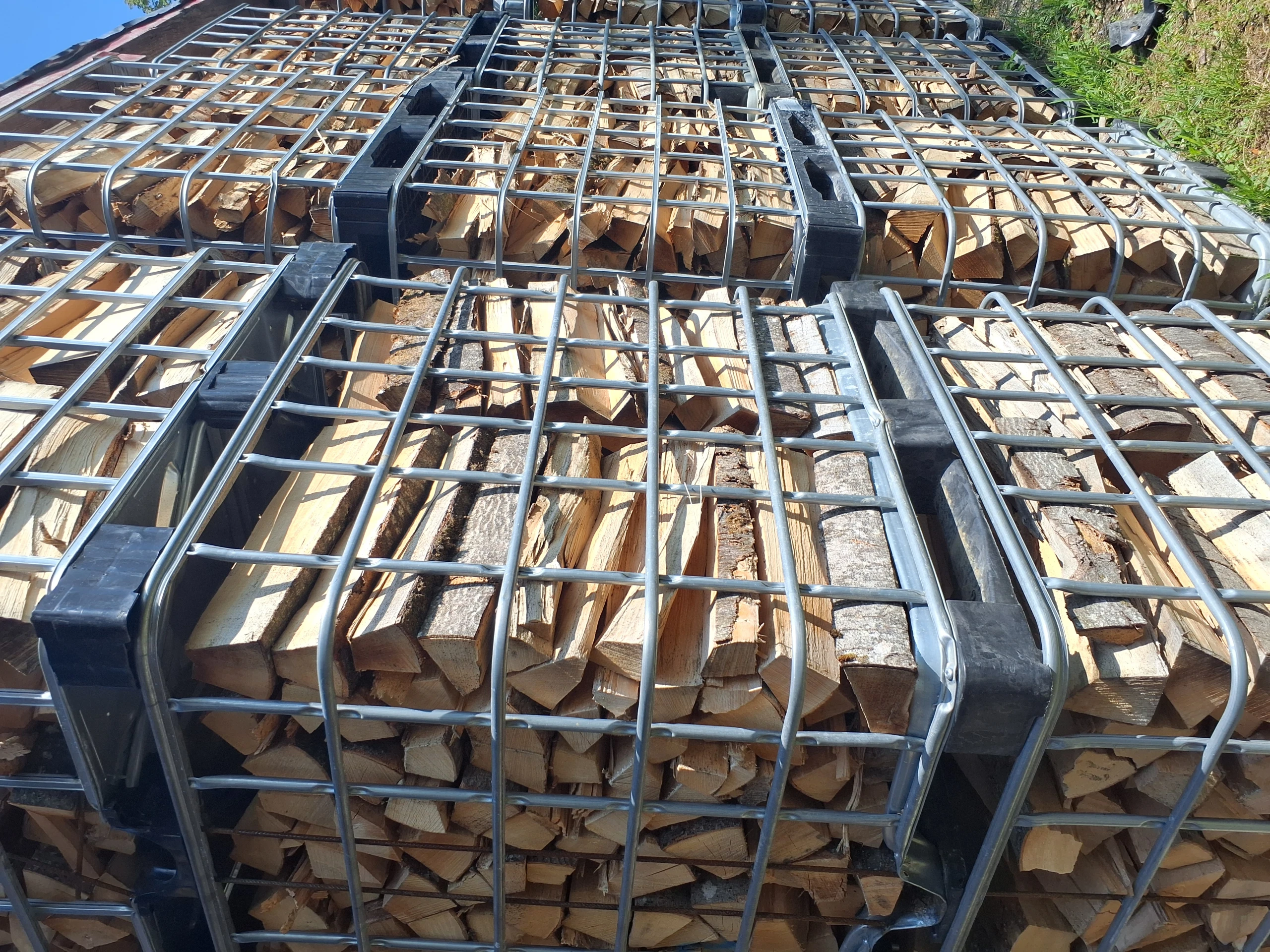 Brennholzlager von emeris holz zum Trocknen