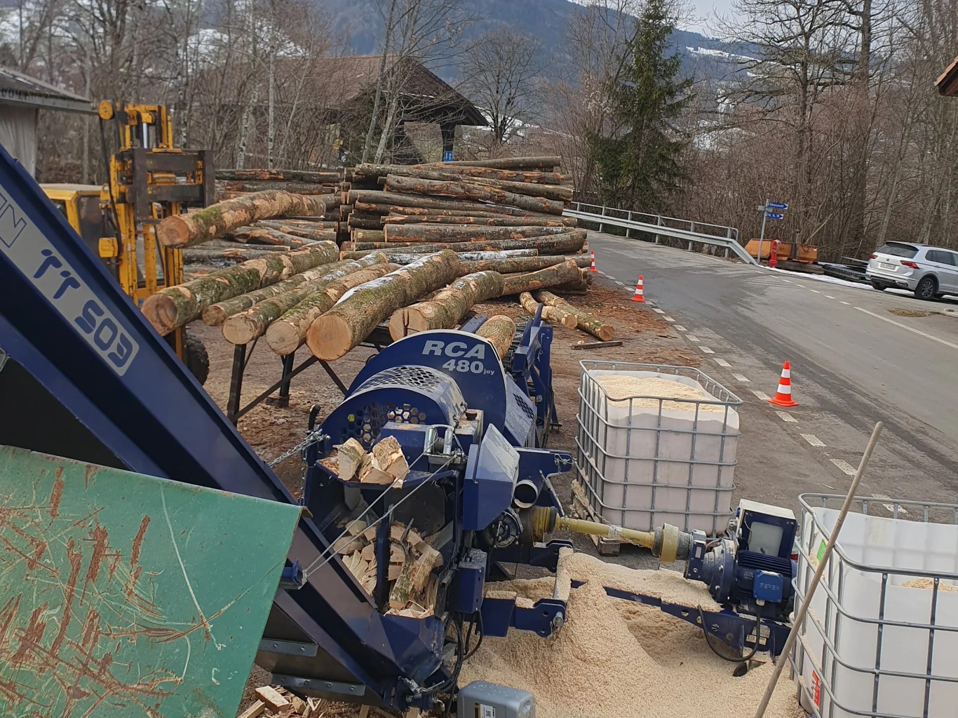Spaltmaschine im Betrieb von emeris holz